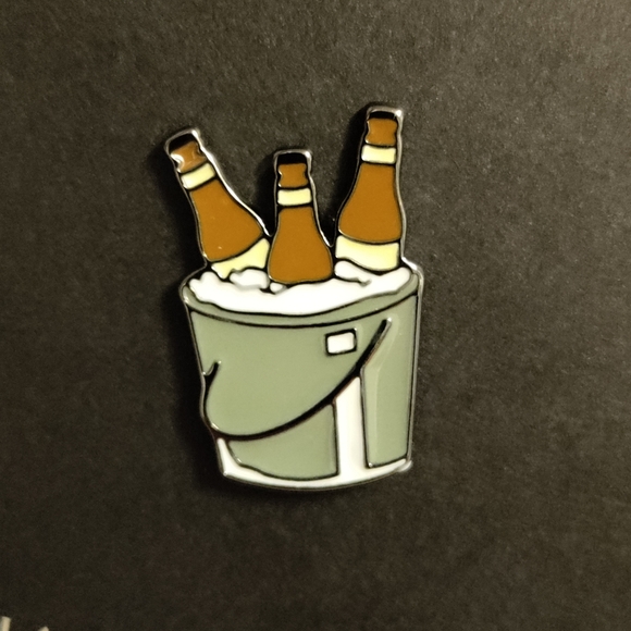 Banana Republic beer bucket enamel pin NWT - Picture 2 of 7